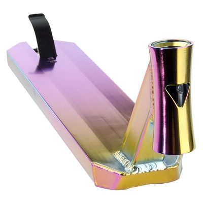 Ein schillerndes Scooter-Deck mit Regenbogenfarben und schwarzem Griff.