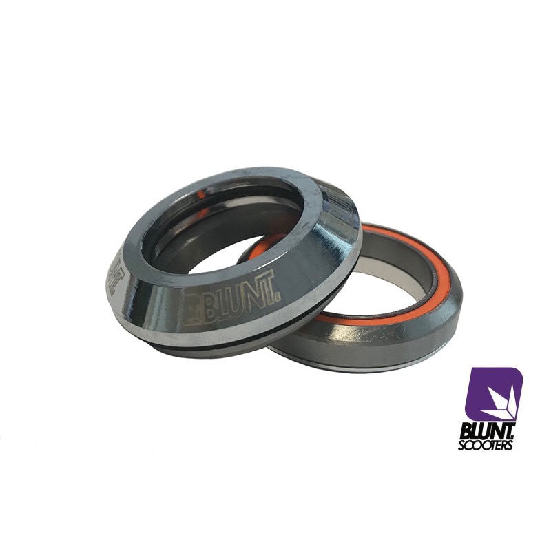 Zwei silberne Lager mit orangen Akzenten, Logo 'Blunt Scooters' unten rechts.