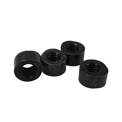 Vier schwarze, runde Muttern aus Metall mit Innengewinde.
