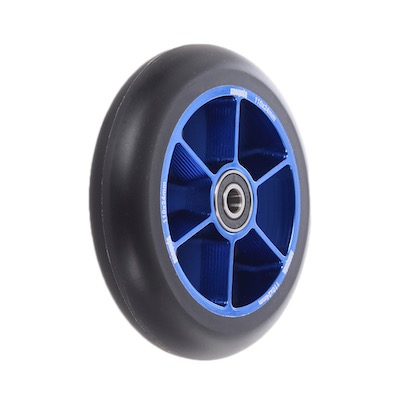 Ein blaues Roller-Rad mit schwarzem Reifen und silbernem Kugellager.