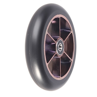 Ein schwarzes Rad mit metallischem Kern und Kugellager, geeignet für Roller oder Skateboards.