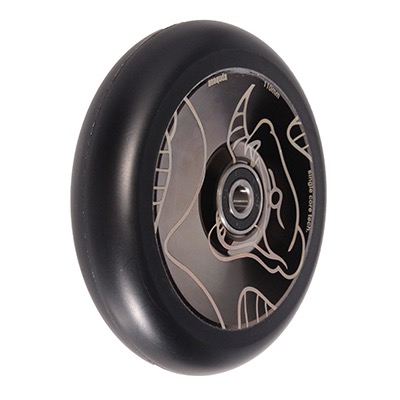 Schwarzes Scooter-Rad mit einem stilisierten Stierkopf-Design in der Mitte.
