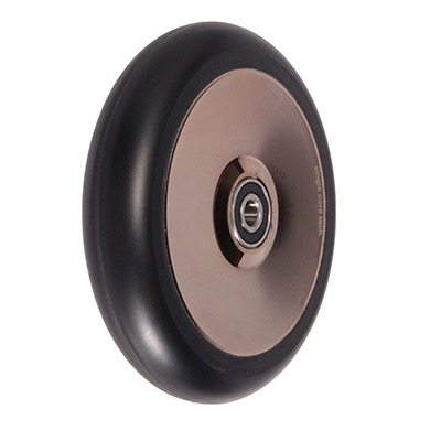 Schwarzes Rad mit Metallkern und Kugellager.