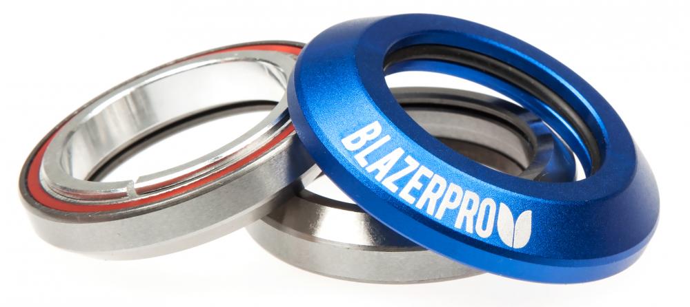 Drei Lagerschalen, eine blau mit 'BLAZERPRO'-Schriftzug, zwei silberne. Sie sind teilweise ineinander gestapelt.