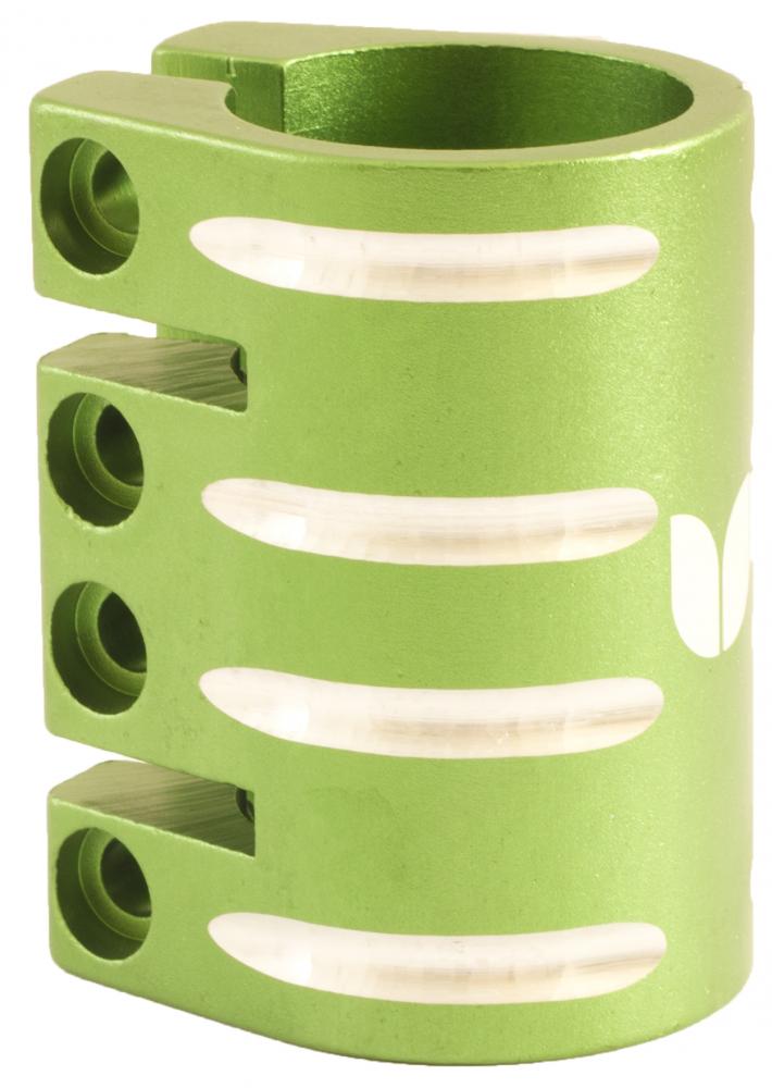 Grüne Metallklemme mit vier Schraubenlöchern und weißen Streifen.