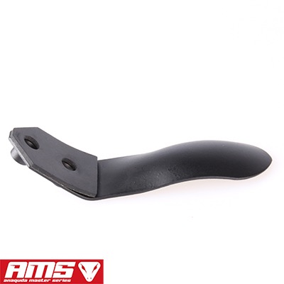 Schwarzes Kunststoffteil mit gebogener Form und zwei Befestigungslöchern, auf weißem Hintergrund. AMS-Logo in der Ecke.