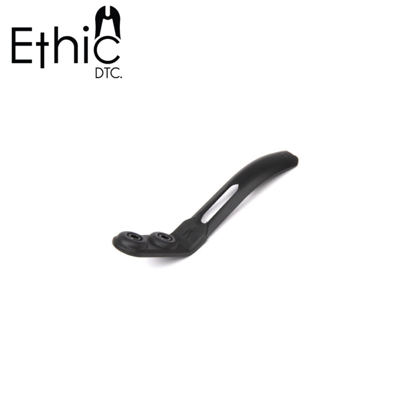 Ein schwarzes, gebogenes Kunststoffteil mit zwei Befestigungspunkten und einem ovalen Ausschnitt. Oben links steht 