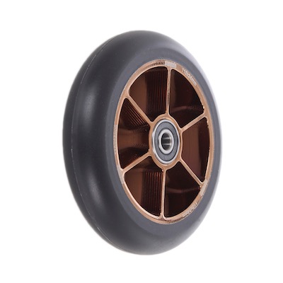 Ein einzelnes Rad mit schwarzem Reifen und bronzefarbenen Speichen.