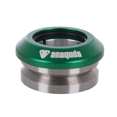 Ein grünes Metallteil mit Schriftzug 'anaquda', möglicherweise ein Teil eines Lagers.