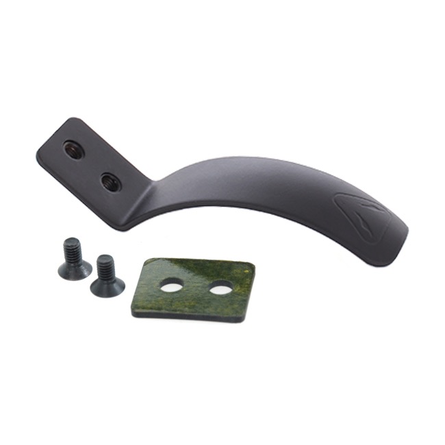 Ein schwarzes, gebogenes Metallteil mit zwei Schrauben und einer rechteckigen Metallplatte mit zwei Löchern.