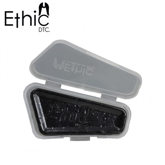 Ein rechteckiger Behälter mit transparentem Deckel, der ein schwarzes Produkt mit der Aufschrift 