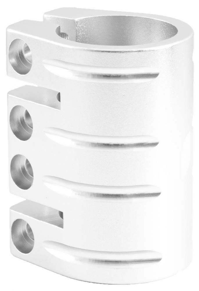 Ein silbernes Metallteil mit mehreren Bohrungen und Rillen.