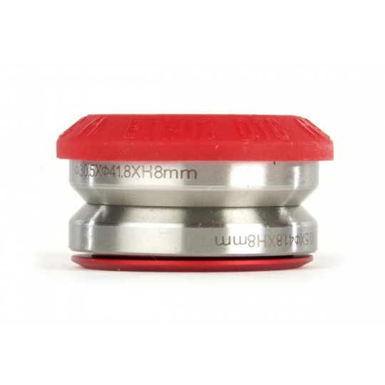 Ein silbernes Metallteil mit rotem Kunststoffdeckel, auf dem Maße aufgedruckt sind.