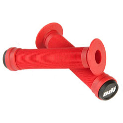 Zwei rote Fahrradgriffe mit gerippter Oberfläche und schwarzem Endstück.