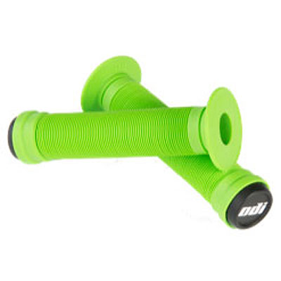 Zwei grüne Fahrradgriffe mit geripptem Design und schwarzem Endstück.
