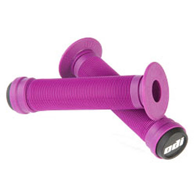 Zwei violette Fahrradgriffe mit geriffelter Oberfläche und schwarzem Endstück.