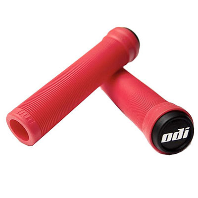 Zwei rote Fahrradgriffe mit gerippter Oberfläche und schwarzem Endstück mit Schriftzug.