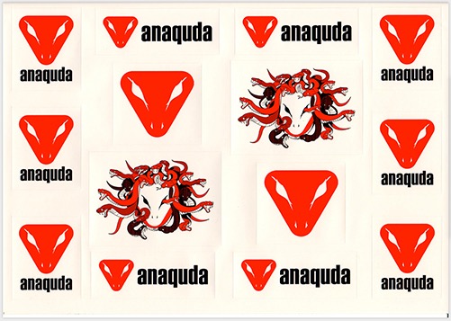 Mehrere Aufkleber mit dem roten Logo einer Schlange und dem Schriftzug 'anaquda'.