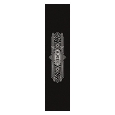 Ein vertikales, dekoratives Element mit symmetrischem Muster auf schwarzem Hintergrund.