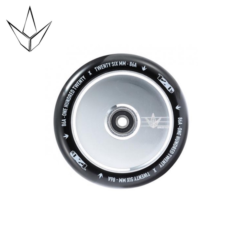 Ein silbernes Rad mit schwarzem Rand und weißem Text, der technische Details angibt. Ein Logo ist ebenfalls sichtbar.