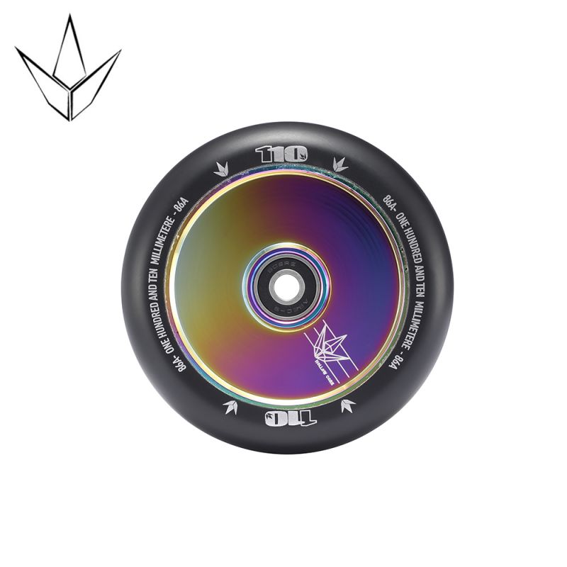 Ein Regenbogen-Rad für einen Roller mit schwarzem Rand und einem Logo oben links.