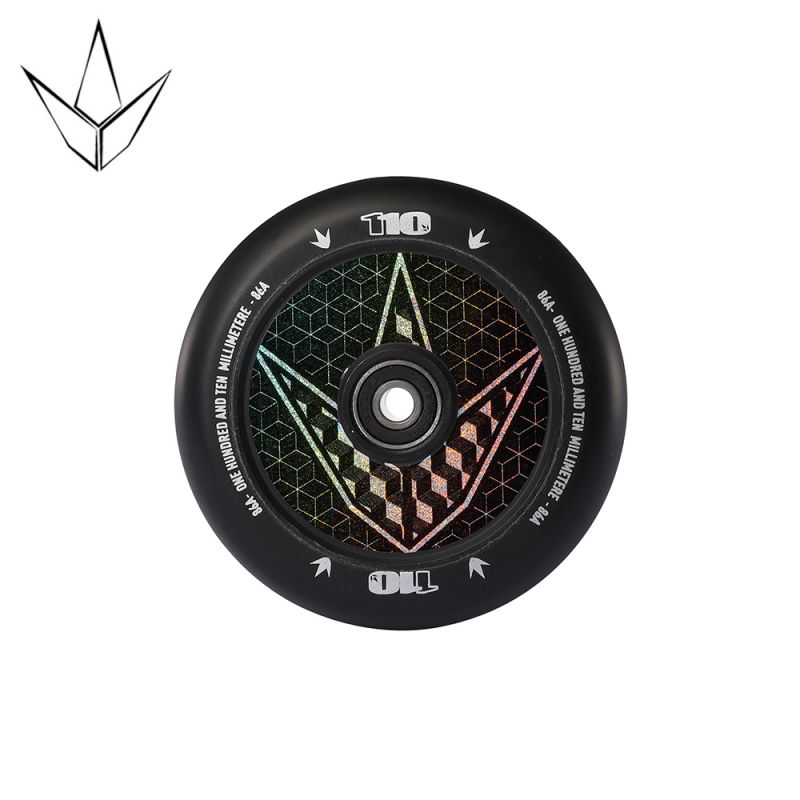 Ein schwarzes Rad mit einem geometrischen Muster und der Aufschrift '110'. Es hat einen metallischen Glanz.