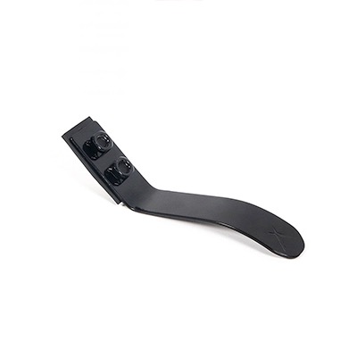 Schwarze, gebogene Kunststoffhalterung mit zwei Befestigungselementen.