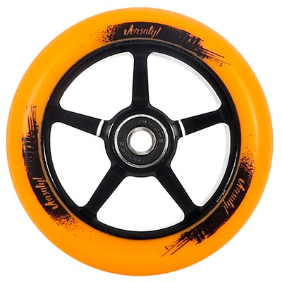 Ein orangefarbenes Rad mit schwarzer Felge und Kugellager, vermutlich für einen Roller oder Skateboard.