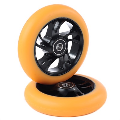 Zwei orangefarbene Rollen mit schwarzen Speichen und einem Lager in der Mitte.