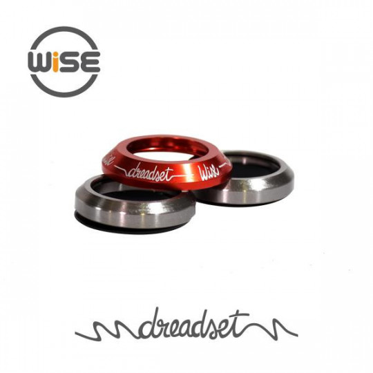 Ein roter und zwei metallische Fahrrad-Steuersatzringe mit der Aufschrift 'dreadset' und 'wise'.