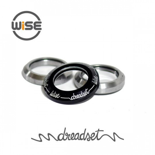 Drei Metallringe, einer schwarz mit 