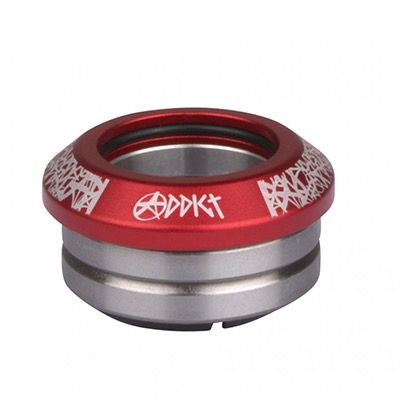 Ein rot-silbernes Metallteil mit Schriftzug, möglicherweise ein Teil eines Fahrzeugs oder Geräts.