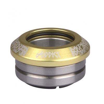 Ein zweifarbiger Metallring, oben goldfarben mit Gravuren und unten silberfarben.