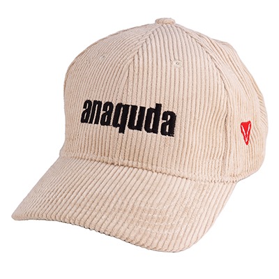 Beige Kappe mit schwarzem Schriftzug 'anaquda' und rotem Logo an der Seite.