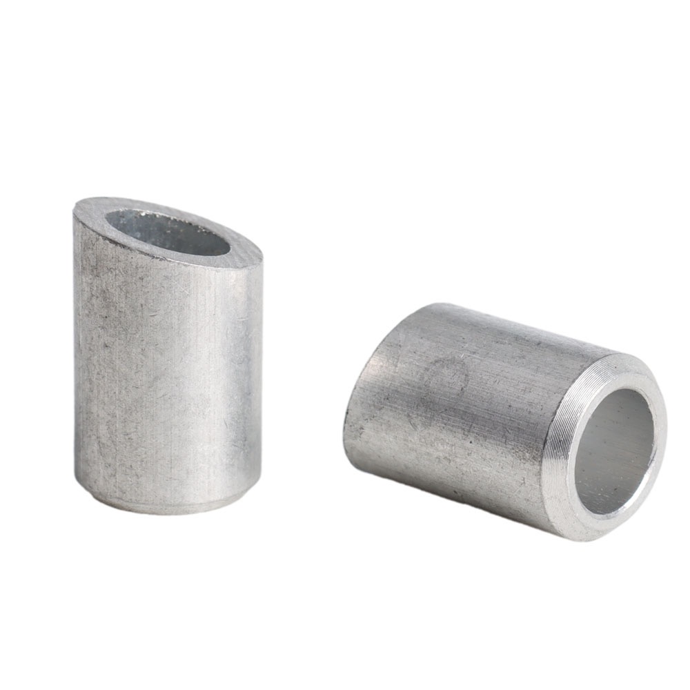 Zwei zylindrische Metallhülsen mit Öffnungen, stehend und liegend.