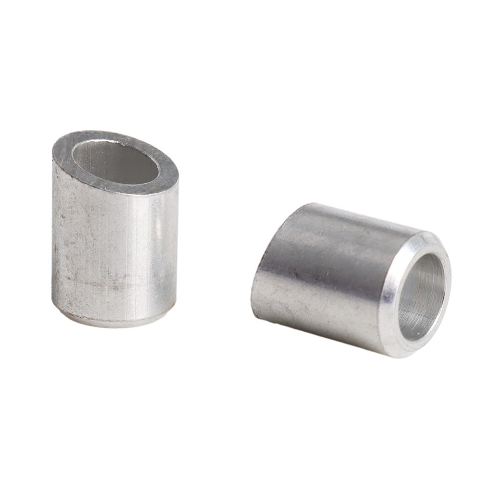 Zwei silberne Metallhülsen, zylindrisch, auf weißem Hintergrund.