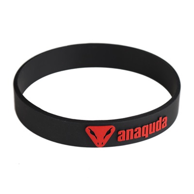 Schwarzes Silikonarmband mit rotem Anaquda-Logo und Schlangenkopf.