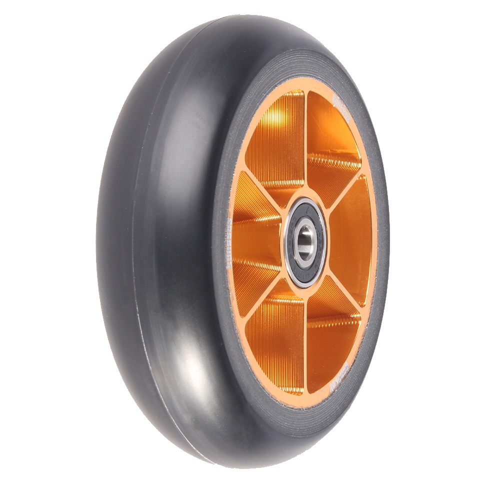 Ein einzelnes Rad mit schwarzem Reifen und orangefarbenem Speichenkern.