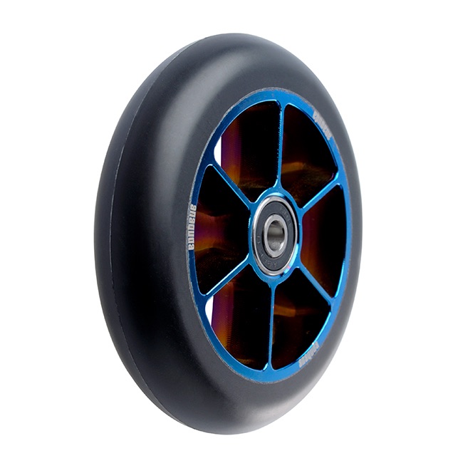 Ein schwarzes Rad mit blauer Felge und Kugellager, geeignet für Roller oder Skateboards.