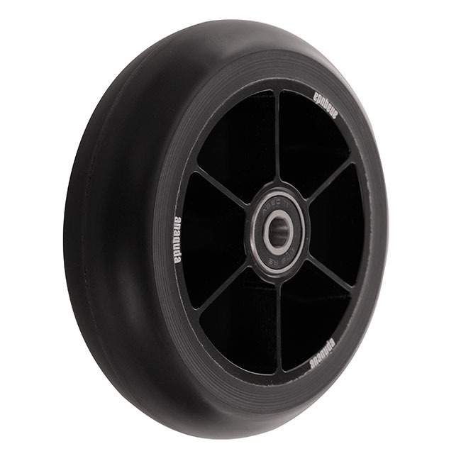 Ein schwarzes Rad mit Speichen und Kugellager, vermutlich für einen Roller oder Skateboard.