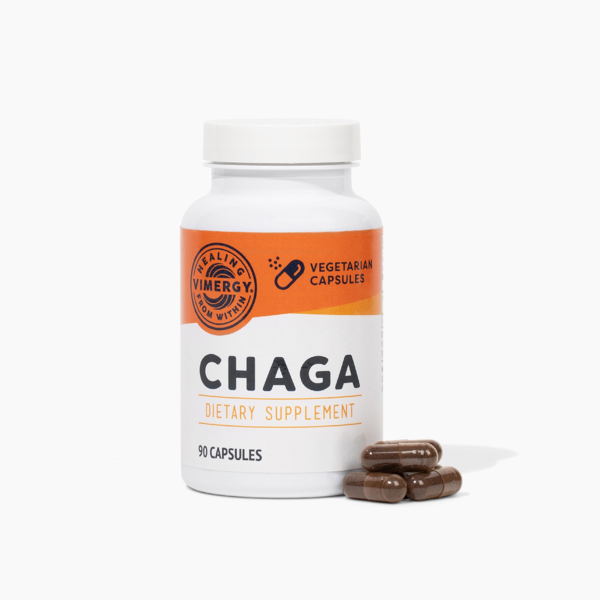 Produktfoto: Eine weiße Plastikflasche mit einem orangefarbenen Etikett, auf dem 'CHAGA Dietary Supplement' steht. Daneben liegen mehrere braune Kapseln.