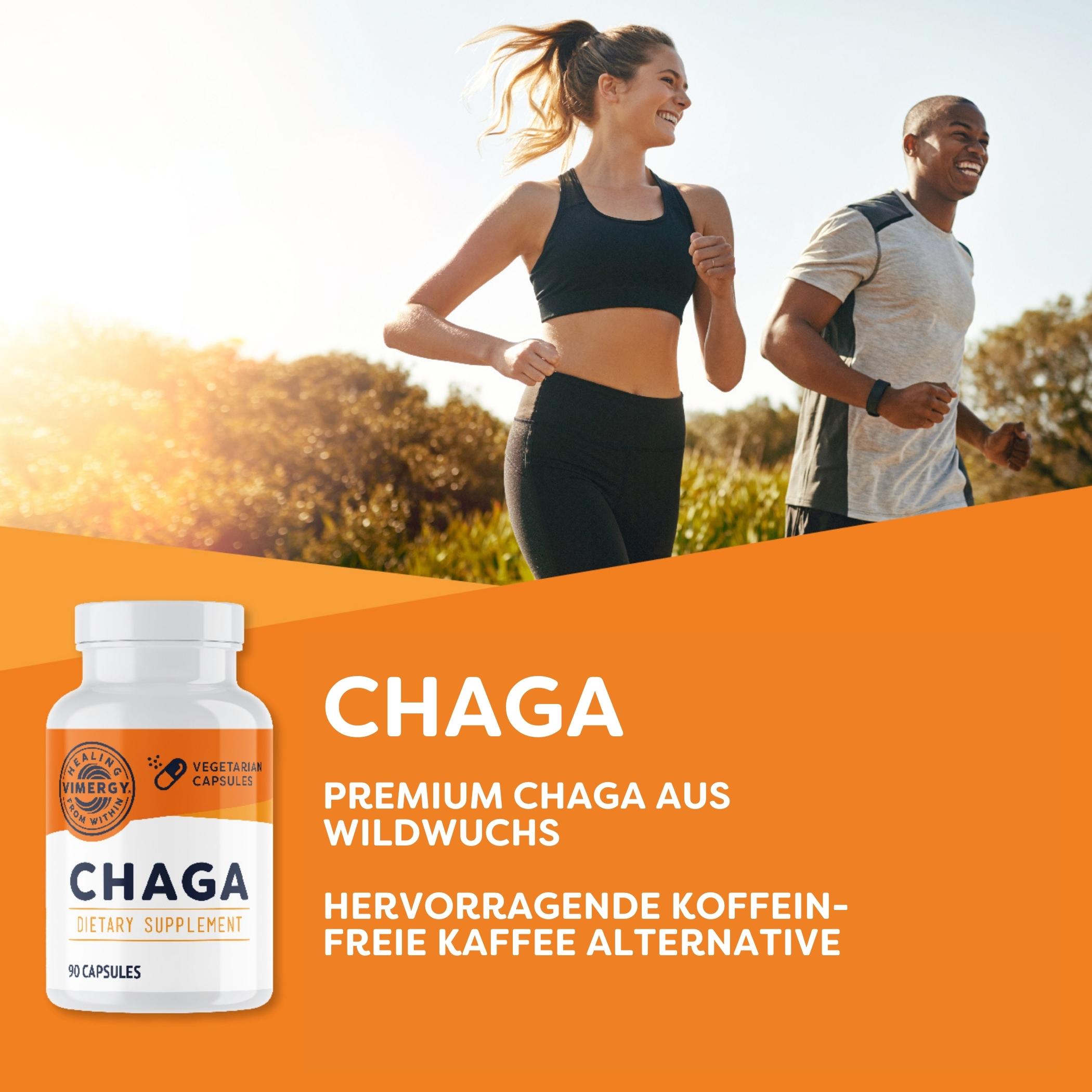 Produktfoto: Eine weiße Plastikflasche mit einem orangefarbenen Etikett, auf dem 'CHAGA Dietary Supplement' steht. Daneben liegen mehrere braune Kapseln.