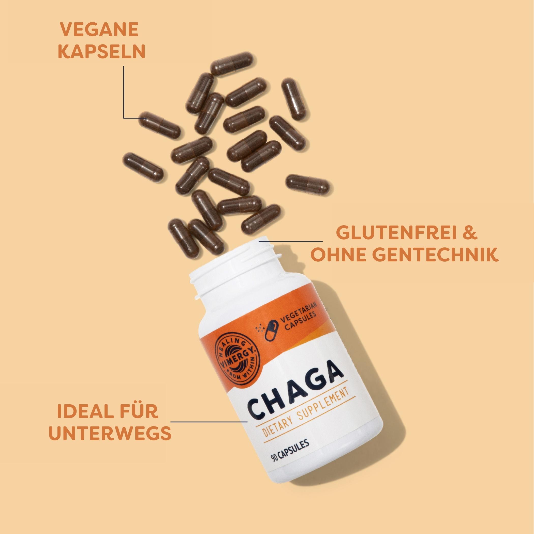 Produktfoto: Eine weiße Plastikflasche mit einem orangefarbenen Etikett, auf dem 'CHAGA Dietary Supplement' steht. Daneben liegen mehrere braune Kapseln.