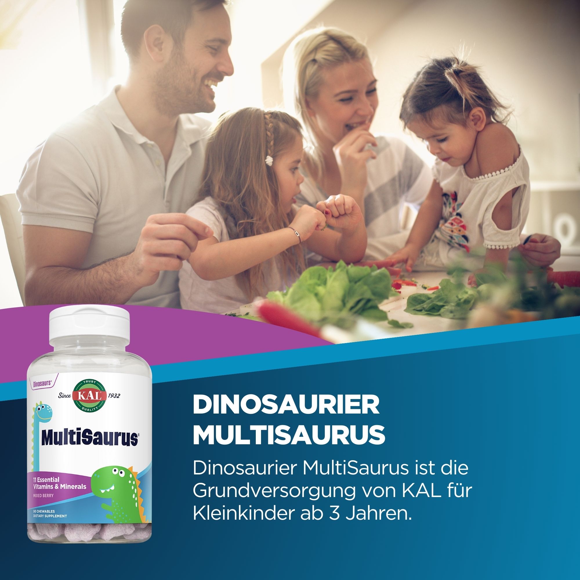 Produktfoto: Eine Familie, bestehend aus einem Mann, einer Frau und zwei Kindern, sitzt an einem Tisch und isst Gemüse. Im Vordergrund ist ein Produkt namens “Dinosaurier MultiSaurus“ von KAL zu sehen, das als Nahrungsergänzungsmittel für Kleinkinder ab 3 Jahren beworben wird.