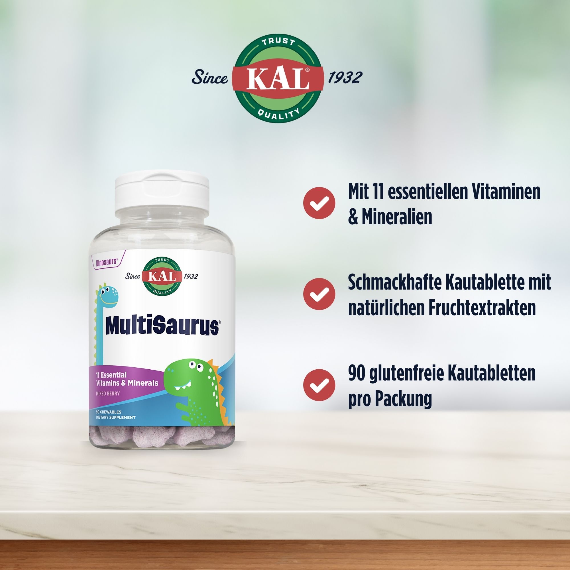 Produktfoto: Eine Familie, bestehend aus einem Mann, einer Frau und zwei Kindern, sitzt an einem Tisch und isst Gemüse. Im Vordergrund ist ein Produkt namens “Dinosaurier MultiSaurus“ von KAL zu sehen, das als Nahrungsergänzungsmittel für Kleinkinder ab 3 Jahren beworben wird.