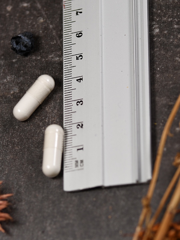 Produktfoto: Ein weißes Plastikfläschchen mit einem Etikett, das “KAL Acidophilus ProBiotic-4“ anzeigt. Es enthält 100 VegCaps und verspricht 500 Millionen lebensfähige Organismen pro Kapsel. Das Design ist schlicht mit blauen und grünen Farben.