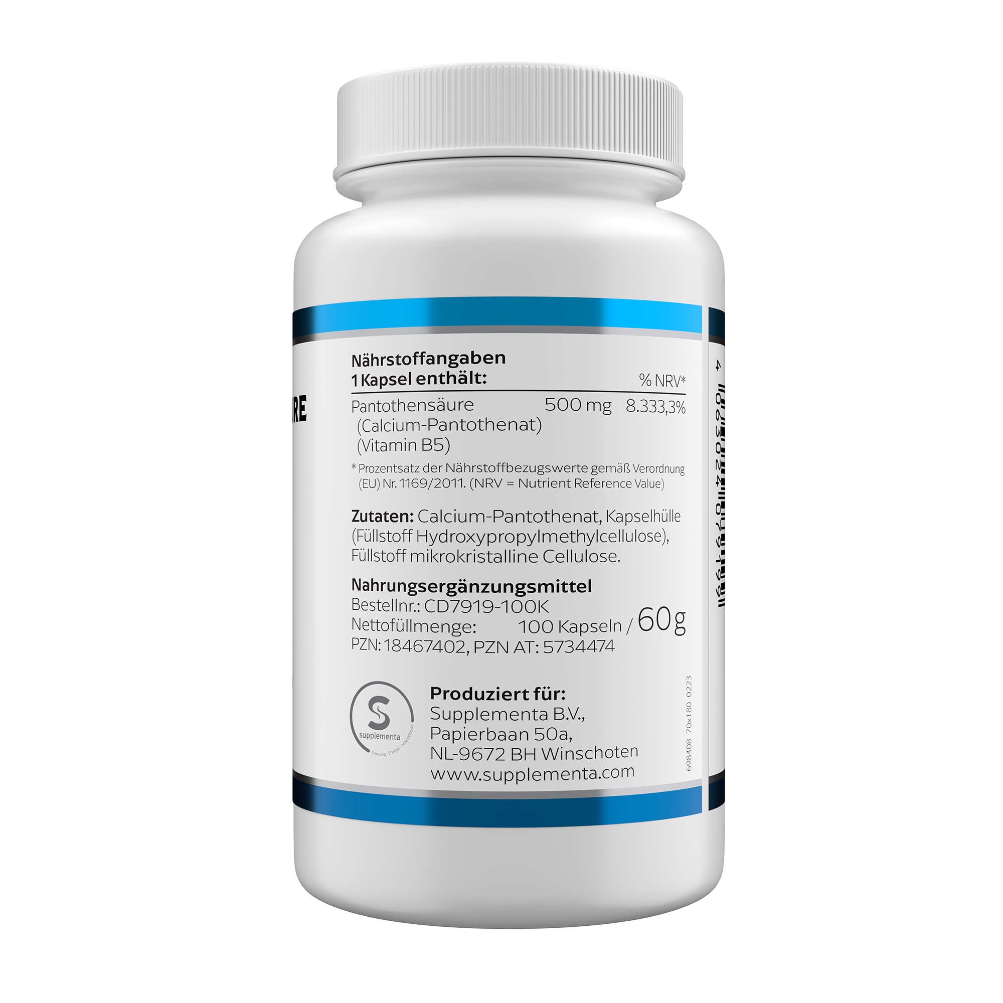 Produktfoto: Eine weiße Plastikflasche mit einem blauen Etikett, das Nährstoffangaben und Zutaten für Nahrungsergänzungsmittel enthält. Das Etikett listet Pantothensäure (Vitamin B5) und andere Inhaltsstoffe auf. Die Flasche ist von der Marke Supplementa B.V. aus Winschoten, Niederlande.