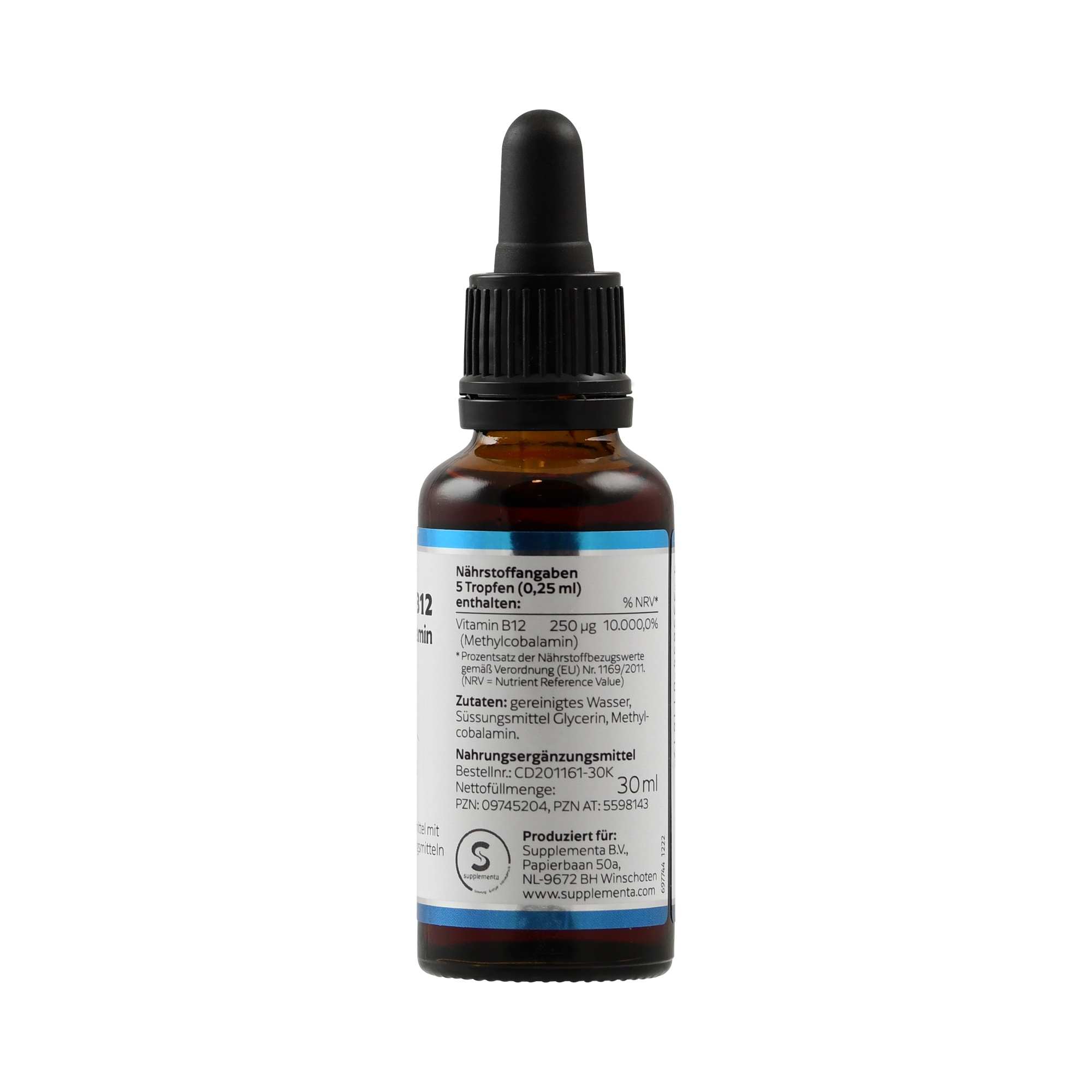 Produktfoto: Das Bild zeigt eine braune Glasflasche mit Pipette, die ein Nahrungsergänzungsmittel enthält. Die Vorderseite der Flasche hat ein Etikett mit Informationen zu Vitamin B12, einschließlich Dosierung und Inhaltsstoffen. Die Flasche steht aufrecht vor einem weißen Hintergrund.