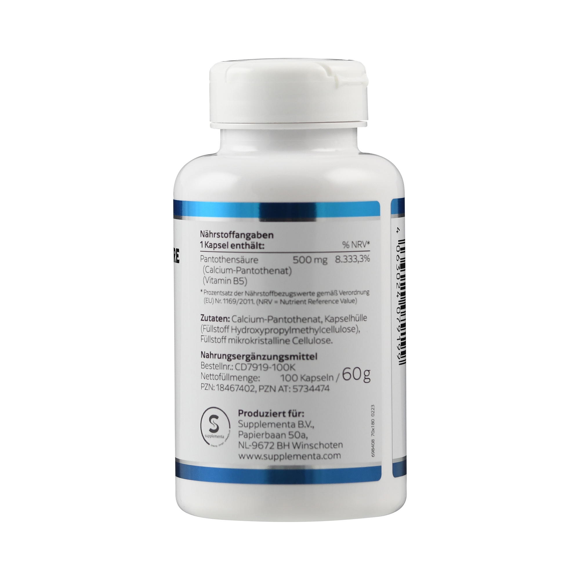 Produktfoto: Eine weiße Plastikflasche mit einem blauen Etikett, das Nährstoffangaben und Zutaten für Nahrungsergänzungsmittel enthält. Das Etikett listet Pantothensäure (Vitamin B5) und andere Inhaltsstoffe auf. Die Flasche ist von der Marke Supplementa B.V. aus Winschoten, Niederlande.