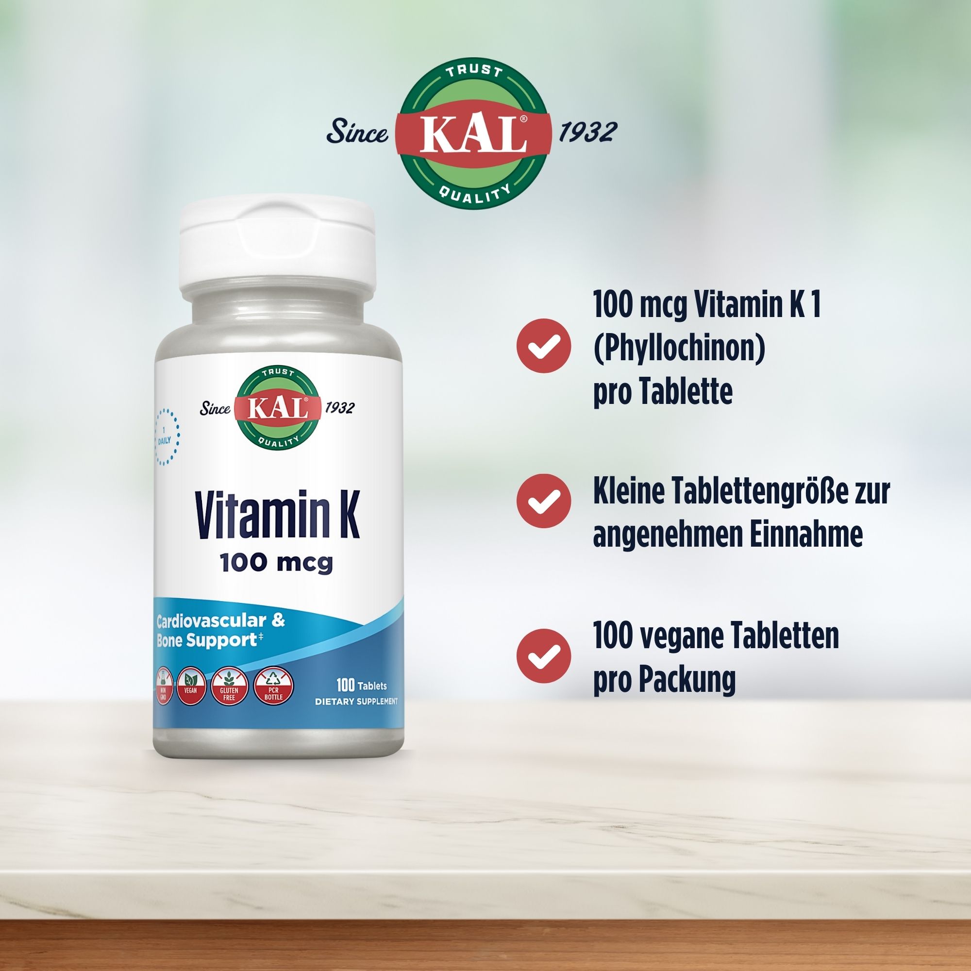 Produktfoto: Eine weiße Plastikflasche mit einem Etikett, das “KAL Vitamin K 100 mcg“ zeigt. Darunter steht “Cardiovascular & Bone Support“. Das Etikett hat blaue und weiße Farben. Die Flasche enthält 100 Tabletten und ist als vegan, glutenfrei und in einer recycelbaren Flasche gekennzeichnet.